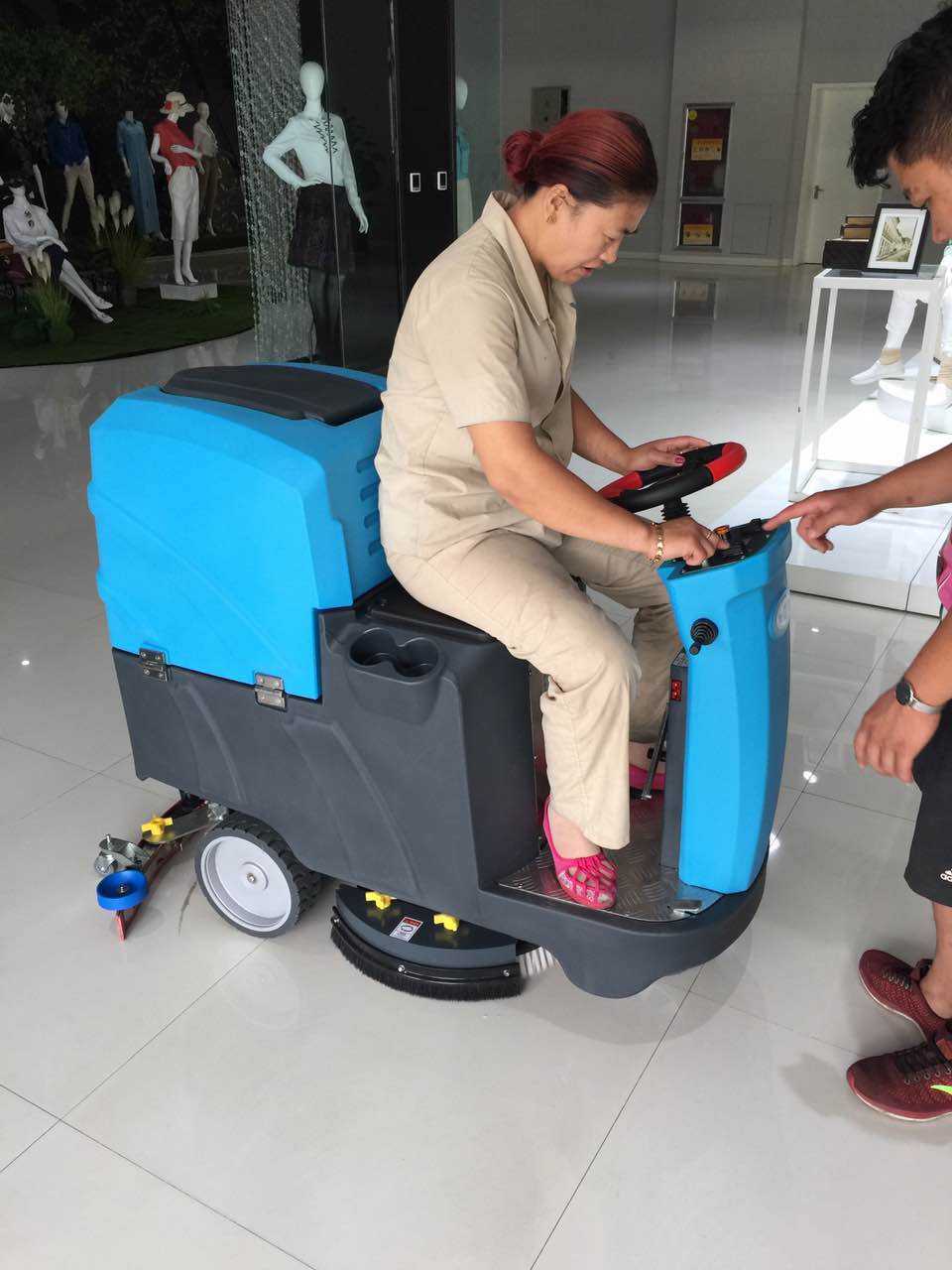魯泰紡織再次采購駕駛式洗地機(jī)DJ60完成地面清潔工作56