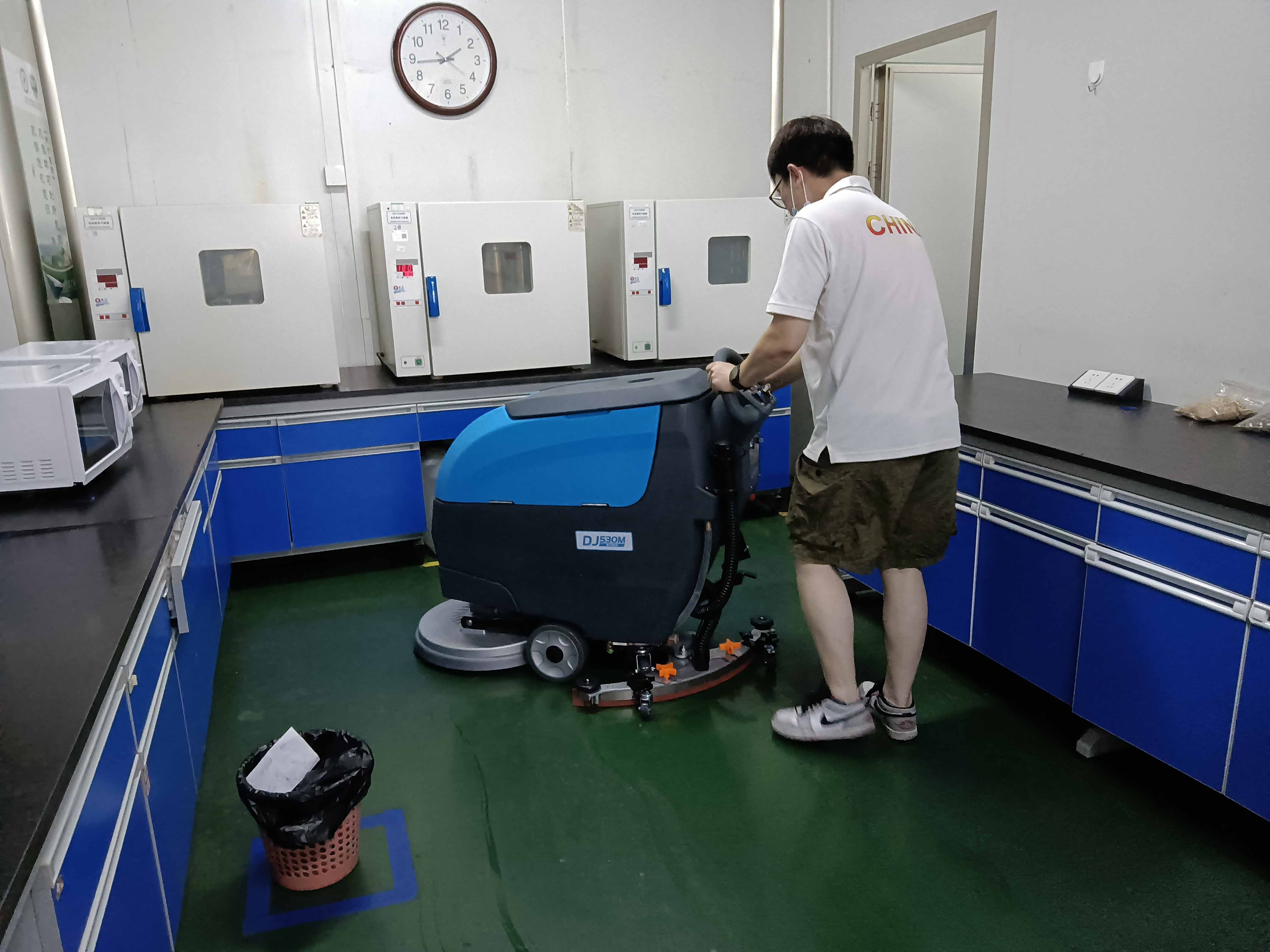 山東雪榕采購鼎潔盛世手推洗地機清洗車間68